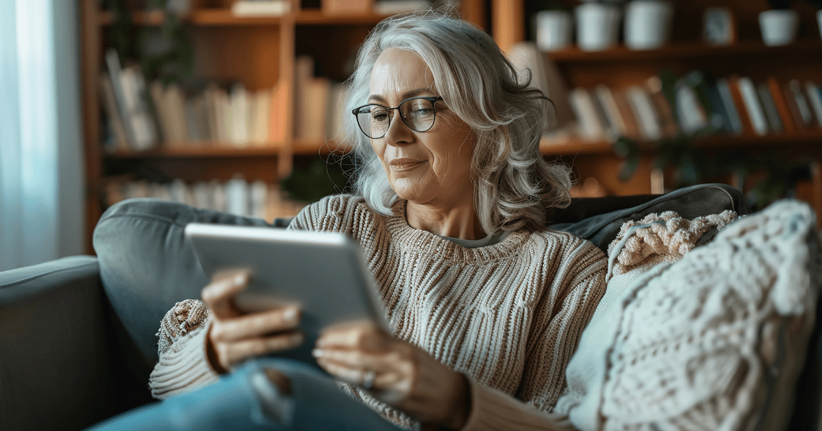 woman looking for storyworth alternatives an image of a woman looking on her ipad for storyworth alternatives